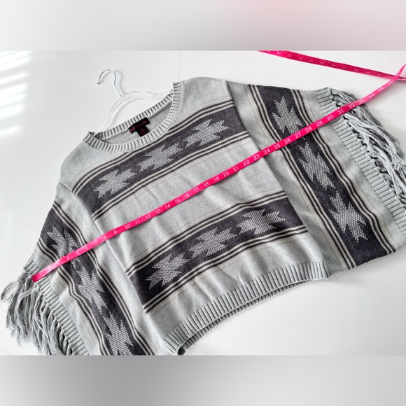 MATERIAL GIRL | Med | Fringe Sweater Poncho - Picture 7 of 8